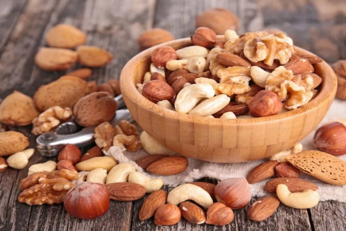 বাদাম: অনেকে মনে করেন বাদাম একটি হাইপ্রোটিন উপাদান। কিন্তু এই ধারণা ভুল! এক ক্যান বাদাম খেলে ২০-৩০ গ্রাম প্রোটিন মিলবে, কিন্তু ক্যালোরি ঢুকে যাবে প্রায় ৯০০ গ্রাম। 
