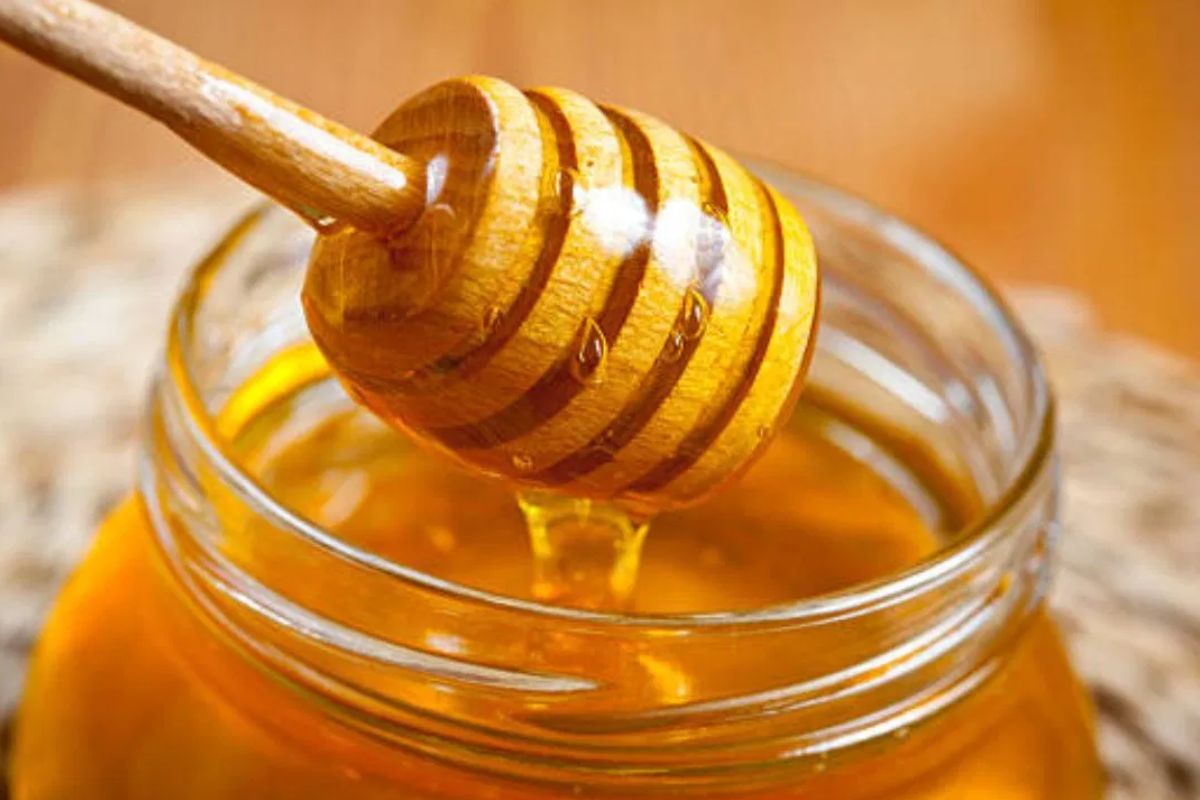 মধু: স্বাস্থ্যকর মনে হলেও মধু আসলে ‘অ্যাডেড সুগার’। এতে ক্যালোরি ও চিনি দুটোই বেশি থাকে। তাই ওজন কমানোর সময়ে এটি এড়িয়ে চলাই উত্তম।