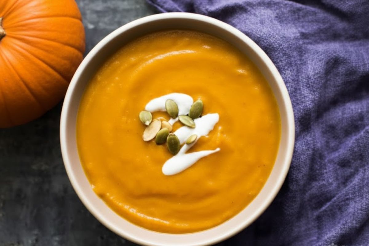 কুমড়োর স্যুপ: ভিটামিন এ ও সি-এর দারুণ উৎস। এই দুই ভিটামিন ত্বকের কোষ পুনর্গঠন ও ময়েশ্চার ধরে রাখতে গুরুত্বপূর্ণ ভূমিকা নেয়। ভারী ও পুষ্টিকর কুমড়োর স্যুপ শীতে শরীরের সঙ্গে সঙ্গে ত্বকেও আনে কোমলতা ও জেল্লা।