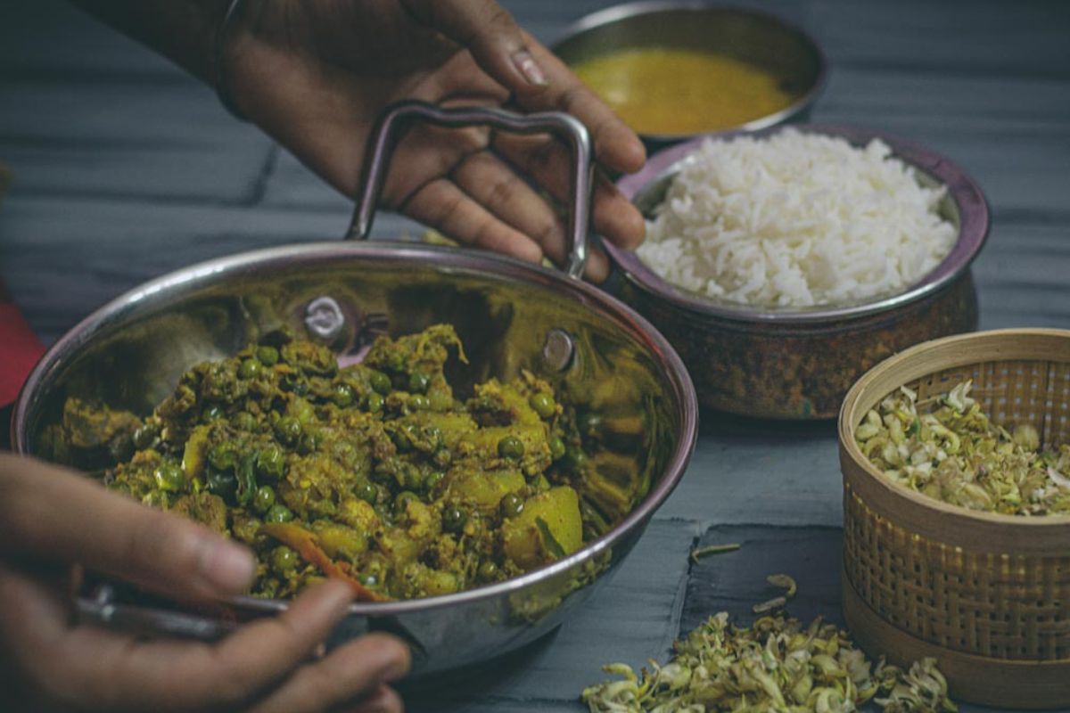 গরম ভাতের সঙ্গে পরিবেশন করুন সজনে ফুলের ঝাল। স্বাদে অনন্য, আর স্বাস্থ্যগুণে অসাধারণ।