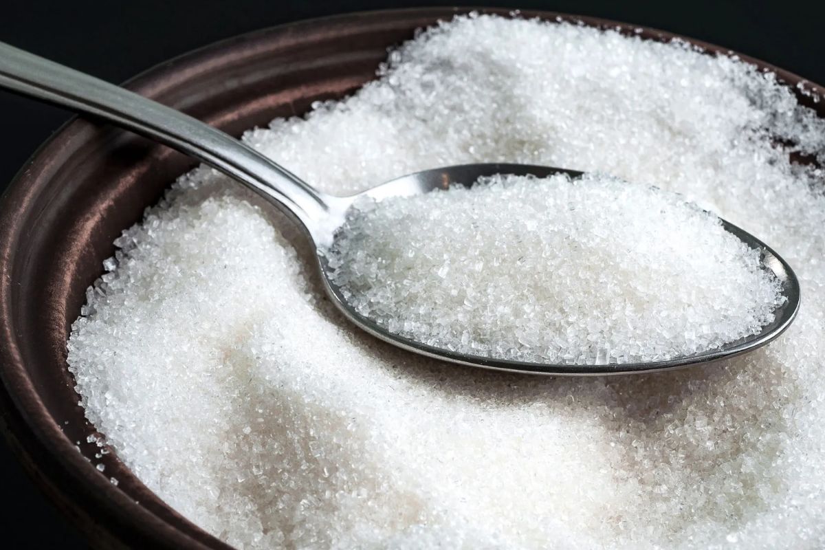 হাইপোগ্লাইসেমিয়া থাকলে নয়। রক্তে শর্করার মাত্রা হঠাৎ কমে গেলে মাথা ঘোরা, ঘাম, অজ্ঞান হওয়ার মতো সমস্যা হয়। তখন একটু চিনি খেলে দ্রুত এনার্জি ফেরে। তাই চিনি পুরো বাদ দিলে বিপদ বাড়তে পারে।
