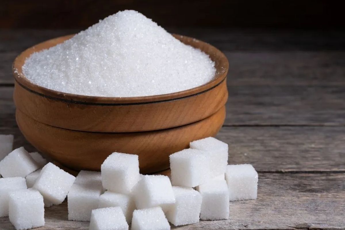 অতিরিক্ত শারীরিক পরিশ্রম করলে নয়। যাঁরা ভারী কাজ, শ্রম বা খেলাধুলা করেন, তাঁদের তৎক্ষণাত শক্তি দরকার হয়। চিনি সেই দ্রুত এনার্জির জোগান দেয়।