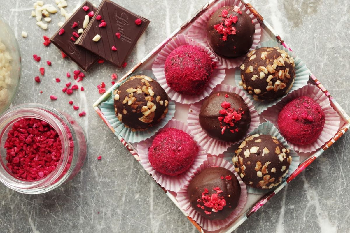 ড্রাই ফ্রুট বল চকোলেট: কাঠবাদাম, কাজু, মাখানা শুকনো তাওয়া বা প্যানে হালকা ভেজে নিন। এবার মিশ্রণটি মিক্সারে দিন। সঙ্গে মিশিয়ে দিন খেজুর ও কিশমিশ। সব কিছু ভালো করে বেটে নিন। মিশ্রণ থেকে ছোট ছোট বল বানিয়ে নিন। এগুলোর উপরে গলানো ডার্ক চকোলেট ছড়িয়ে দিন। ট্রেতে বাটার পেপার দিয়ে সাজিয়ে ফ্রিজে সারা রাত রাখুন।