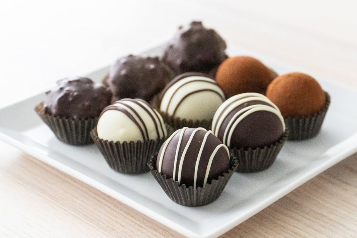 ঘরে তৈরি স্বাস্থ্যকর চকোলেট এবং ড্রাই ফ্রুট বল: প্রথমে কাজু, পেস্তা, কাঠবাদাম, কিশমিশ কুচি করে নিন। এবার ডার্ক চকোলেট গলিয়ে নিন। তাতে জ্যাগারি পাউডার (গুঁড়ো করা গুড়) এবং একটু মাখন মিশিয়ে ভালো করে নেড়ে নিন। মিশ্রণটি চকোলেট মোল্ডে ঢেলে ফ্রিজে রেখে দিন সারা রাত। পরের দিনই সুস্বাদু, স্বাস্থ্যকর চকোলেট তৈরি হবে।