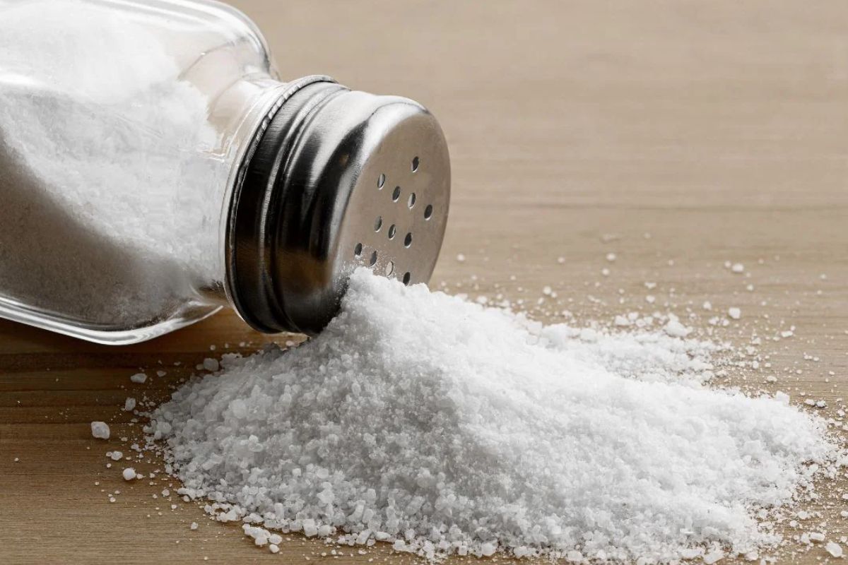 নুন কম খাওয়া মানেই শরীরের জন্য বড় উপকার। সোডিয়াম কমলে শরীরে জল ধরে রাখার প্রবণতা কমে, ফলে ফোলাভাবও কম অনুভূত হয়।