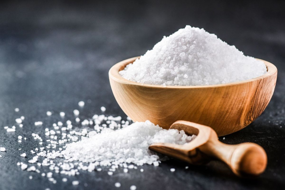 পটাশিয়ামের মাত্রা বাড়ে। নুন কম খেলে শরীর স্বাভাবিকভাবেই পটাশিয়াম ধরে রাখতে পারে, যা হার্ট ও নার্ভের কাজের জন্য গুরুত্বপূর্ণ।