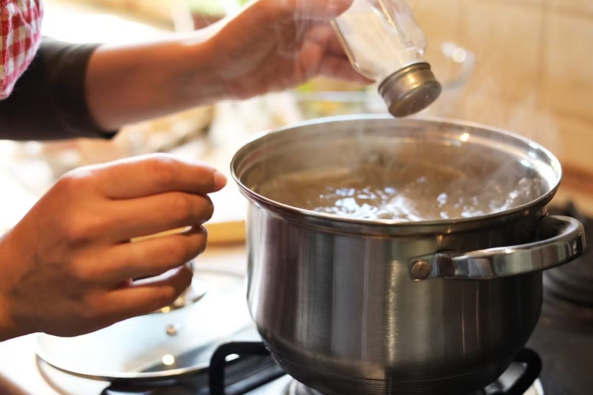 ওজন কমাতে সাহায্য করে। নুন কমানোতে ওজন হঠাৎ কমে না, তবে ধীরে ধীরে ওজন নিয়ন্ত্রণে রাখতে সাহায্য করে।