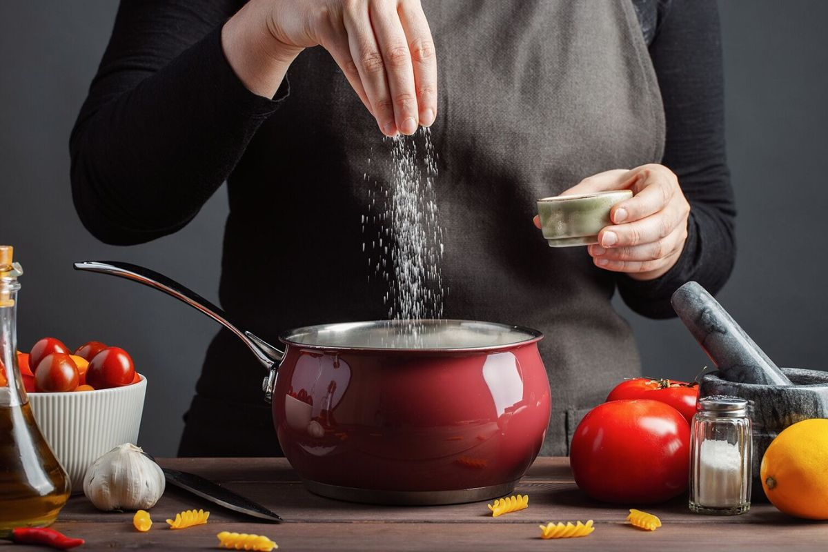 ব্লাডপ্রেশার নিয়ন্ত্রণে কার্যকর। কম নুন খাওয়া উচ্চ রক্তচাপ নিয়ন্ত্রণে সাহায্য করে। এছাড়াও ওজন কমানো, ডায়েট ও হার্টহেলথ- সব ক্ষেত্রেই লাভজনক।