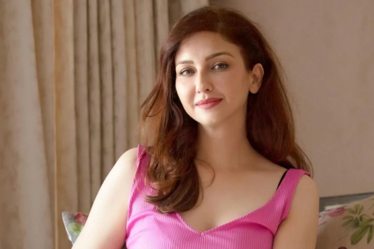 স্টেপ ওয়ান: দিনে-রাতে, দু'বার আন্ডার আই ক্রিম লাগান। সৌম্যা রেটিনল–যুক্ত ক্রিম ব্যবহার করেন, যা চোখের নীচের চামড়া কুচকে যাওয়া, ফাইন লাইন আর ডার্ক সার্কেল কমাতে সাহায্য করে। 
