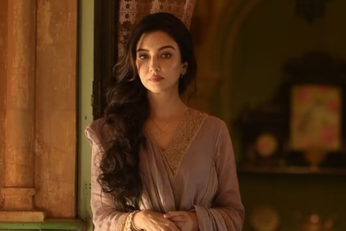 স্টেপ ফাইভ: শেষ ধাপটি সবচেয়ে গুরুত্বপূর্ণ- ব্রড স্পেকট্রাম সানস্ক্রিন। এসপিএফ ৩০ বা তার বেশি এসপিএফ যুক্ত সানস্ক্রিন ত্বককে রোদ, ট্যান, কালছে ভাব, ক্ষতিকর ইউভি রশ্মি থেকেও রক্ষা করে।