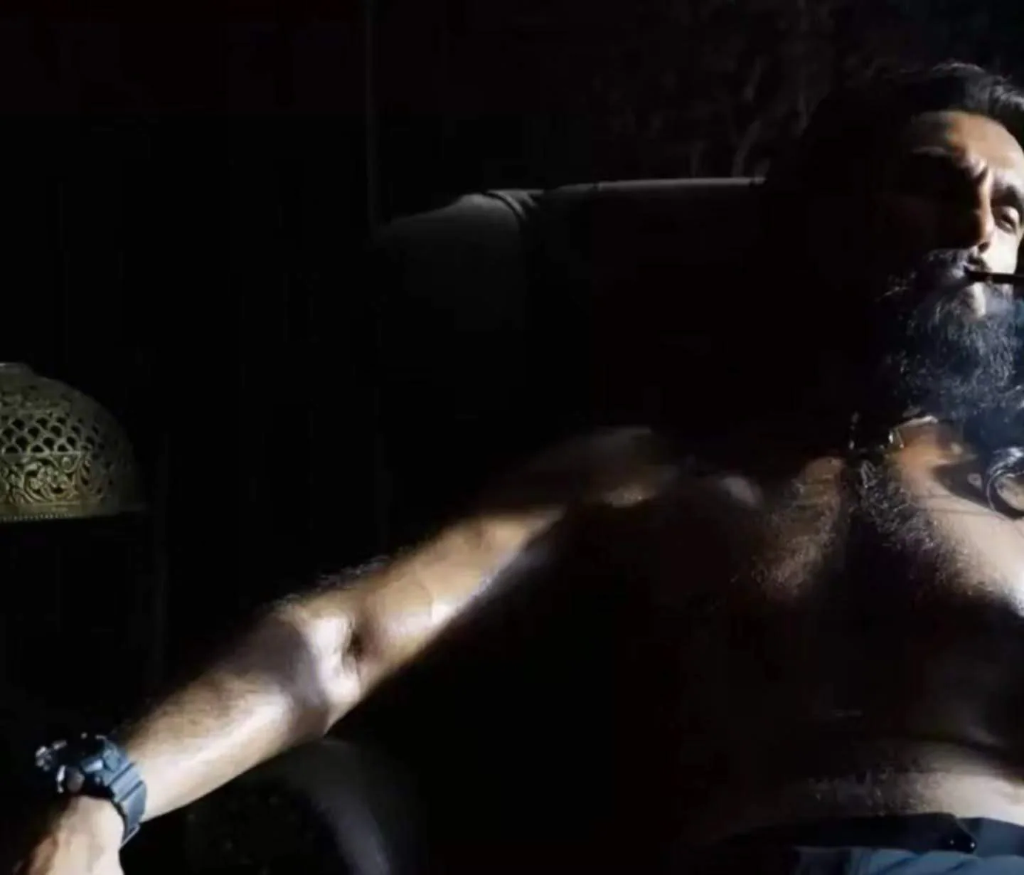 Casio G-Shock GA-100-1A1:

যখন হামজার চরিত্র যুদ্ধের প্রস্তুতিতে, তখনই বদলে যায় ঘড়ি - এবার কব্জিতে জায়গা নেয় এই শক্তপোক্ত জি-শক।

ক্যাসিওর তথ্য অনুযায়ী, এটি একটি অ্যানালগ-ডিজিটাল মডেল, যা শক-রেজিস্ট্যান্ট, ২০০ মিটার জলরোধী এবং ম্যাগনেটিক রেজিস্ট্যান্স (JIS Class-1) যুক্ত। এতে রয়েছে মিলিসেকেন্ড স্টপওয়াচ, স্পিডোমিটার এবং চারটি LCD ডিসপ্লে - যা একে অত্যন্ত কার্যকর করে তোলে।

দাম: আনুমানিক ৭,৫০০-৯,৫০০ টাকা

বিশেষত্ব: ট্যাঙ্কের মতো শক্ত - অত্যন্ত টেকসই, কোনও বাড়তি চাকচিক্য নেই, নিখাদ কার্যকারিতা।