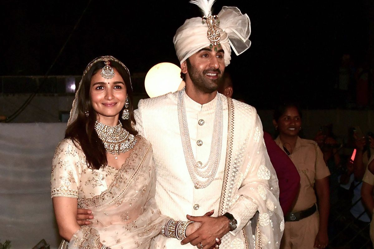 মজার দিকটি হল, রণবীরের সিনেমাপিছু পারিশ্রমিক আলিয়ার তুলনায় অনেক বেশি। যেখানে রণবীর প্রতি ছবিতে ৫০-৭০ কোটি টাকা নেন, আলিয়া নেন ১৫-২০ কোটি টাকা। তবু আলিয়া এগিয়ে কেন? রহস্যটা লুকিয়ে তাঁর ব্যবসায়িক সিদ্ধান্তে।