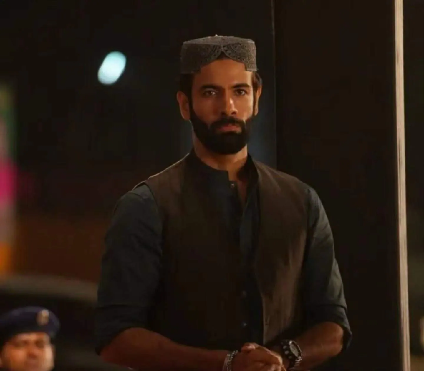 Casio G-Shock Mudmaster GG-1000-1A3

সবচেয়ে ‘হার্ডকোর’ ঘড়ি নিঃসন্দেহে এটিই। উজায়ের চরিত্রের বিশৃঙ্খল, বিপজ্জনক জগতের সঙ্গে একেবারে মানানসই।

ক্যাসিওর তথ্য অনুযায়ী, এটি শক-রেজিস্ট্যান্ট, মাড-প্রুফ এবং ২০০ মিটার জলরোধী। এতে রয়েছে Twin Sensor - কম্পাস ও থার্মোমিটার, যা বাস্তবিক অর্থেই সার্ভাইভাল পরিস্থিতিতে কাজে লাগে।

ডিজাইনেও মিলিটারি ছাপ স্পষ্ট, বড় আরবি সংখ্যা, চওড়া হাত এবং অ্যান্টি-স্লিপ ব্যান্ড।

দাম: আনুমানিক ৭০,০০০-৭৫,০০০ টাকা

বিশেষত্ব: শুধু ঘড়ি নয়, এ যেন কব্জিতে বাঁধা এক ‘সার্ভাইভাল টুল’। অন্ধকার, মাটি, অনিশ্চয়তা - সব কিছুর জন্য তৈরি।
