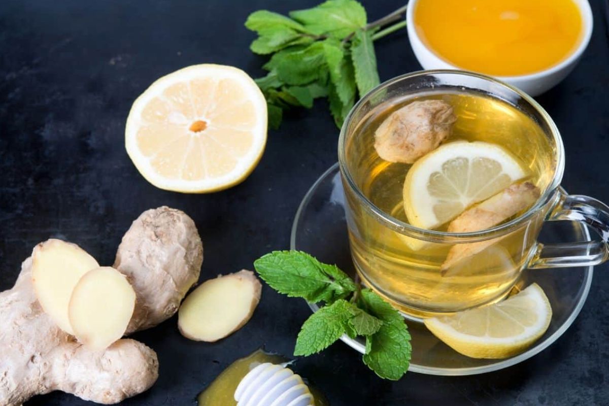 হার্বাল চা (আদা বা পুদিনা): ক্যাফেইন-মুক্ত হার্বাল চা দিনের শুরুতে শরীরকে শান্ত করে এবং স্বাভাবিকভাবে সতেজ রাখে। আদা চা রক্ত সঞ্চালন বাড়ায় ও হজম সহজ করে। অন্যদিকে পুদিনা চা মনকে পরিষ্কার ও হালকা অনুভূতি দেয়।
