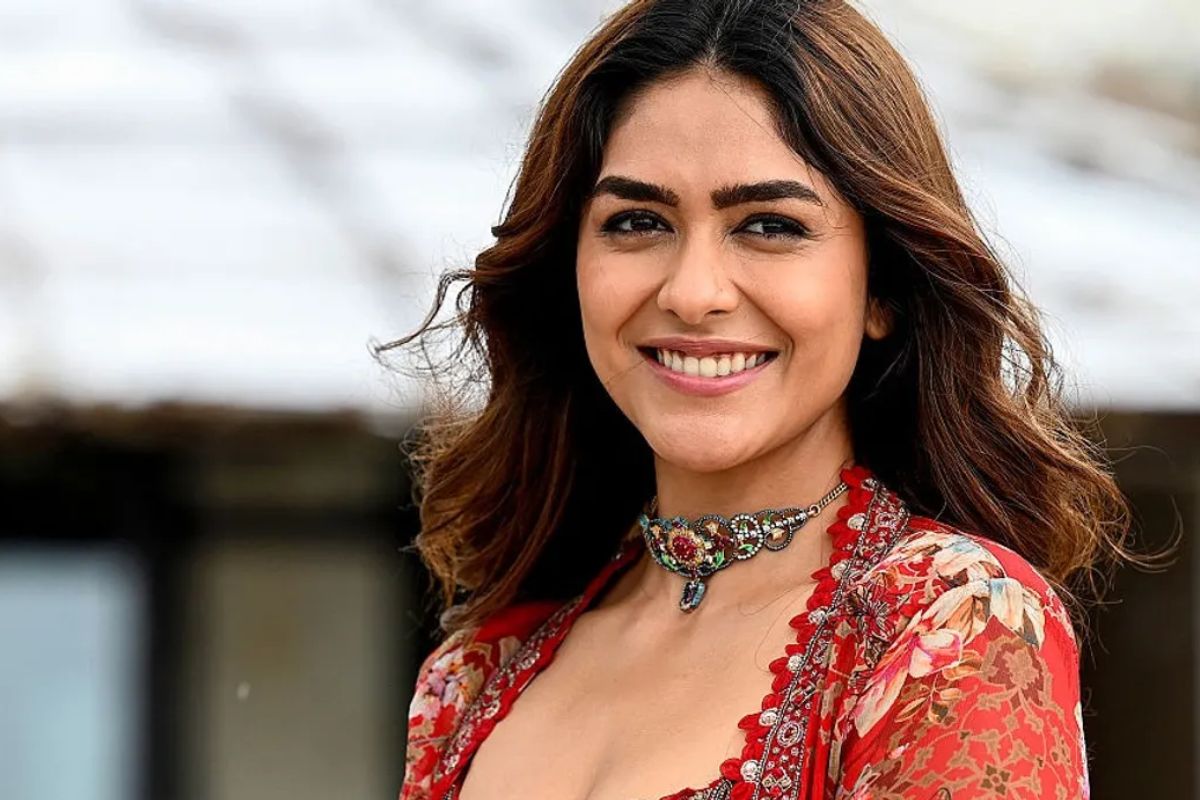 ম্রুণাল দিনে দু'বার মাইল্ড ফেসওয়াশ দিয়ে মুখ পরিষ্কার করেন। এতে ত্বকের ময়লা দূর হয়, আবার ত্বক শুষ্ক লাগে না। নিজের স্কিনটাইপ বুঝে ক্লিনজার ব্যবহার করেন। 