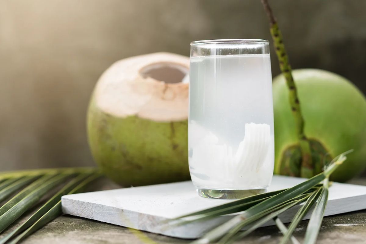 ডাবের জল: পটাশিয়াম ও ম্যাগনেশিয়ামসহ প্রাকৃতিক ইলেক্ট্রোলাইটে ভরপুর ডাবের জল দ্রুত শরীরকে হাইড্রেট করে। সকালে ব্যায়াম করলে এটি বিশেষভাবে উপকারী, কারণ এটি হারিয়ে যাওয়া খনিজ পুনরায় পূরণ করে এবং ক্লান্তি কমায়।