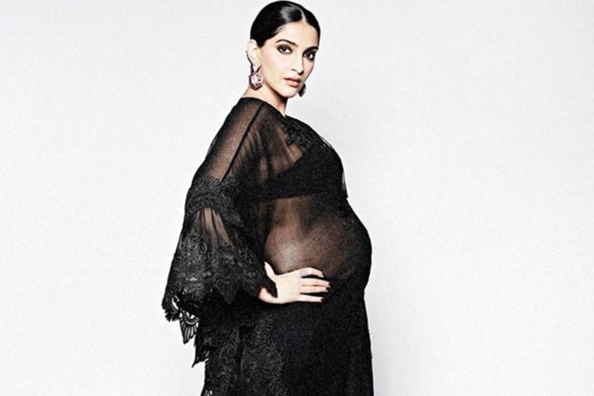 মাতৃত্বেও ফ্যাশন গেম অন পয়েন্ট: সাদা, কালো, ফ্লোরাল- সব ধরনের পোশাকেই আলাদা জৌলুস। নরম, আরামদায়ক কিন্তু স্টাইলিশ পোশাকই তাঁর প্রথম পছন্দ। প্রথম সন্তান বায়ুর সময়ও তাঁকে দেখা গিয়েছিল এমনই নানা লুকে।
