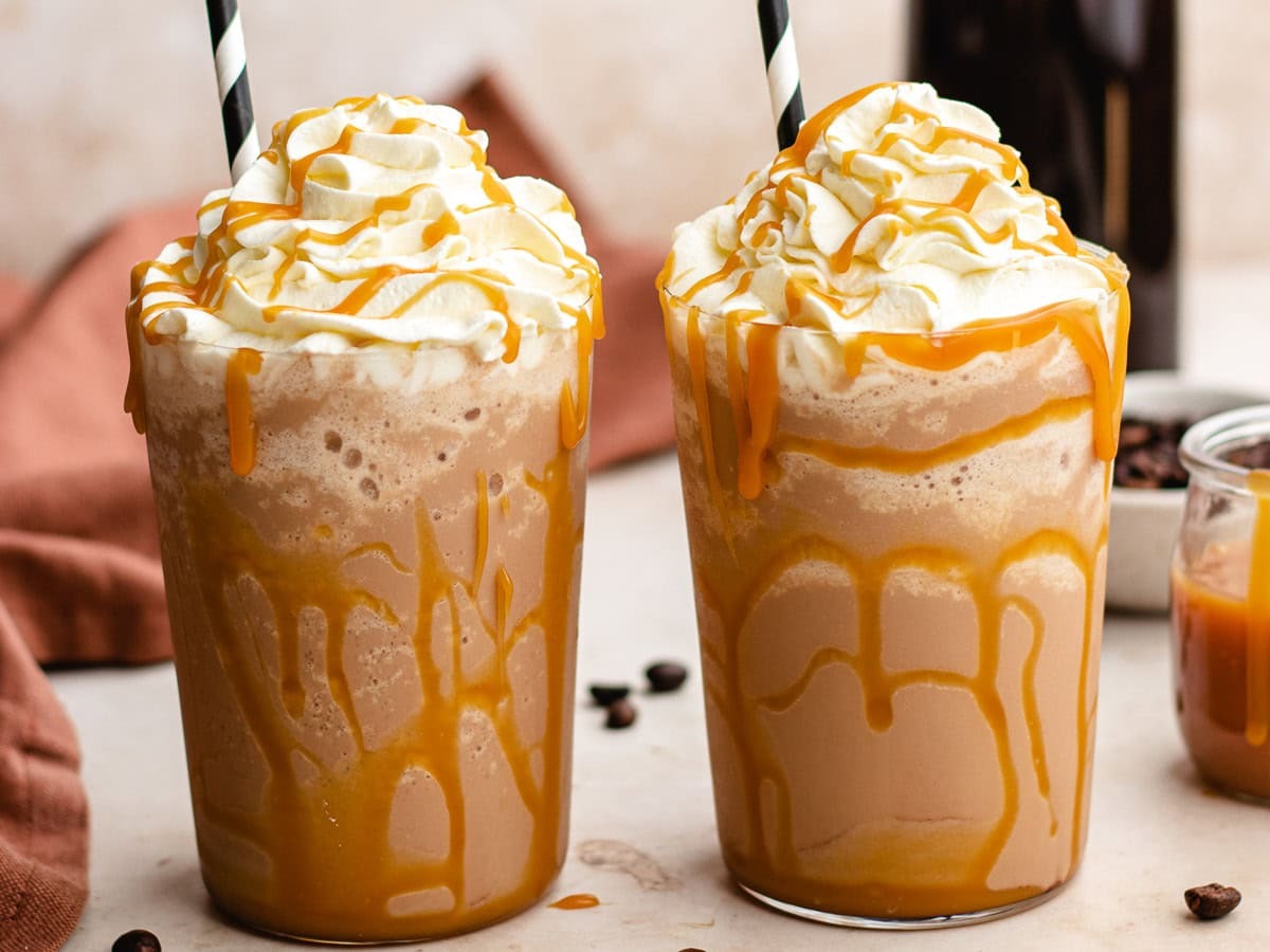 সব উপকরণ ব্লেন্ডারে মিশিয়ে ঘন ও ফোমি টেক্সচার তৈরি করতে হবে। পরিবেশনের সময় গ্লাসের ওপর ক্যারামেল সস ছড়িয়ে দিলে স্বাদ ও সৌন্দর্য দুটোই বাড়ে।