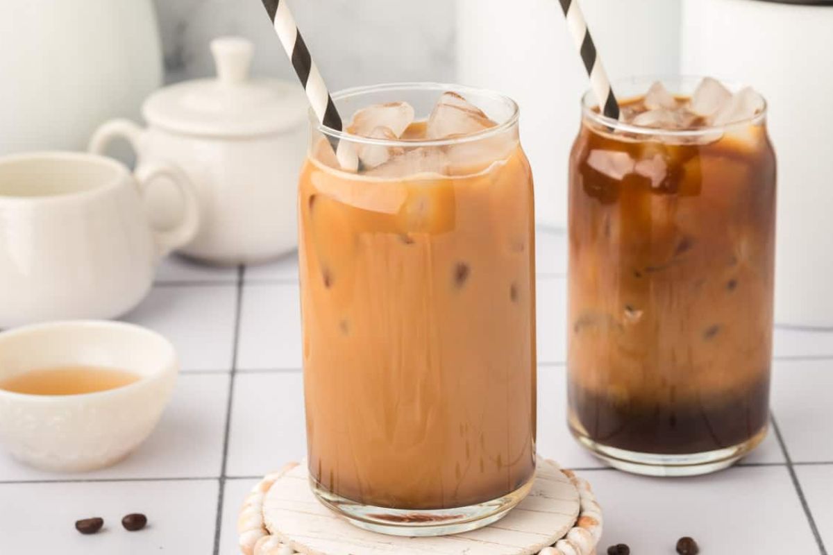 ক্লাসিক কোল্ড কফি: সবচেয়ে সহজ এবং জনপ্রিয় এই রেসিপিটি মূল কফির স্বাদ পছন্দ করেন এমনদের জন্য একদম পারফেক্ট। এর জন্য লাগবে ঠান্ডা দুধ, কফি পাউডার, চিনি এবং বরফ।