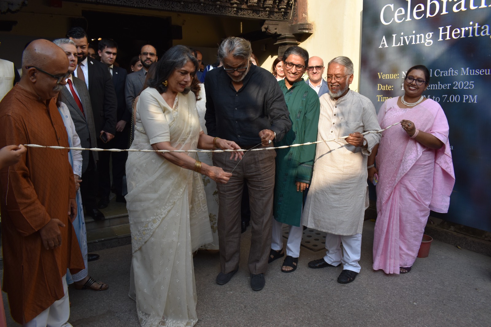 দিল্লিতে বাংলাদেশের জামদানি প্রদর্শনীর উদ্বোধনে পরিচালক মুজফফর আলি ও ইন্টেরিয়র ডিজাইনার সুনীতা কোহলি এবং ভারতের দায়িত্বপ্রাপ্ত বাংলাদেশের হাইকমিশনার রিয়াজ হামিদুল্লাহ।