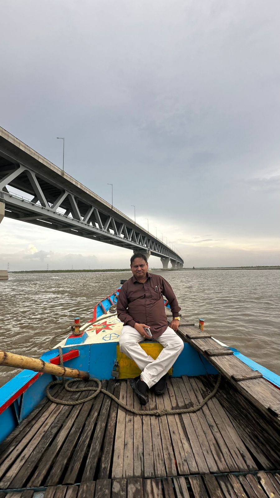 ঢাকার ধানমন্ডিতে শেখ মুজিবুর রহমানের বিধ্বস্ত বাড়ির সামনে হুমায়ুন