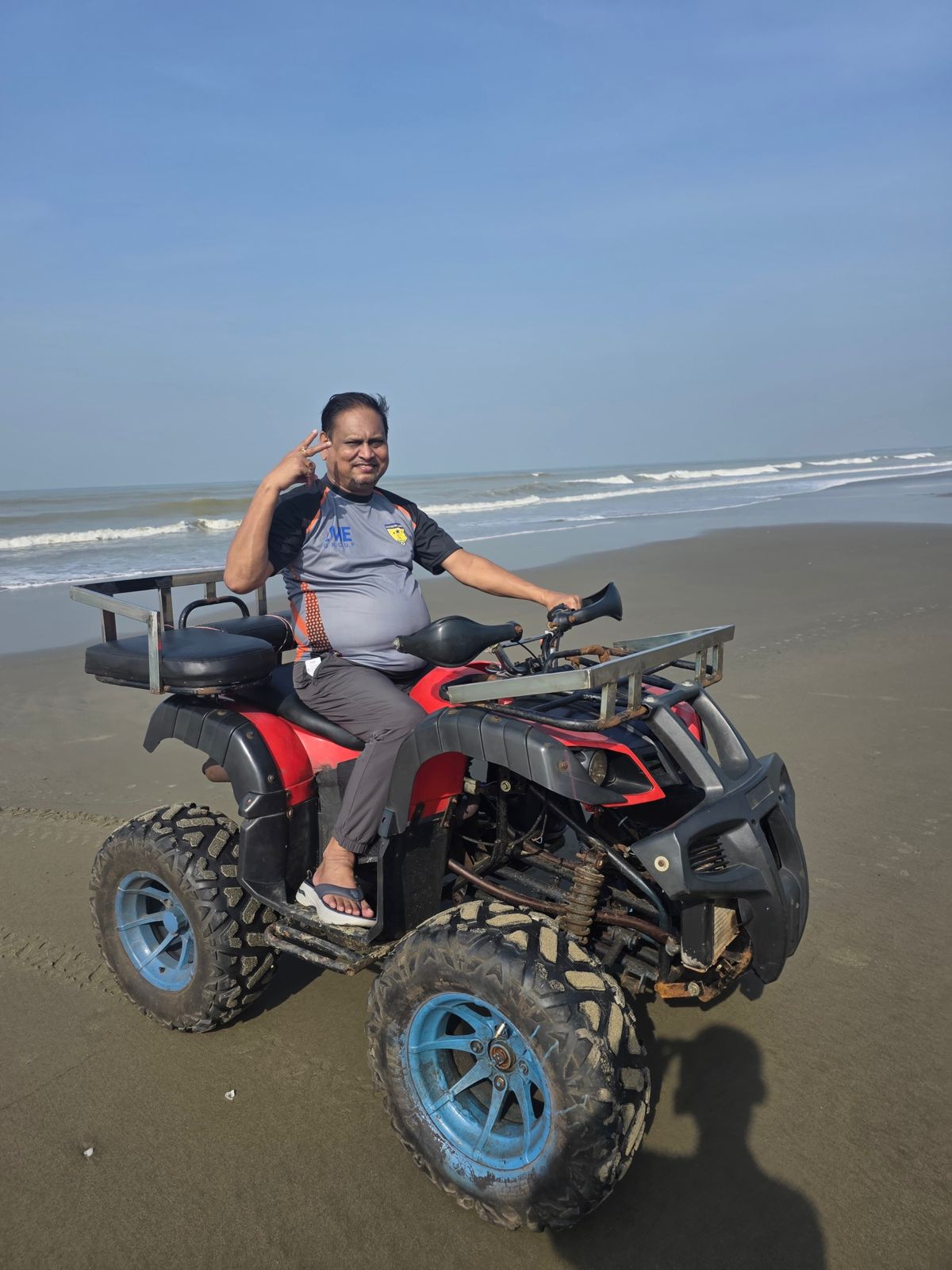 ঢাকার ধানমন্ডিতে শেখ মুজিবুর রহমানের বিধ্বস্ত বাড়ির সামনে হুমায়ুন