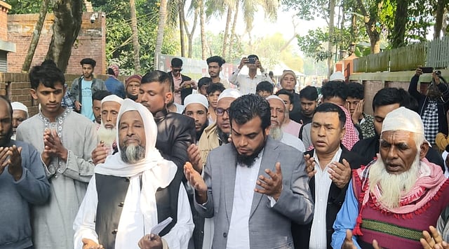 শেখ মুজিবুর রহমানের কবরের সামনে দাঁড়িয়ে শ্রদ্ধা নিবেদন বহিষ্কৃত বিএনপি নেতার।